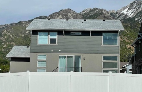 Sandy House | Brand New modern 3 story home with fenced in yard! Outdoor hot tub and firepit