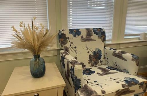 St. Marks Apartment | BRAND NEW MODERN 3BDS, 2 BATHS. SLEEP 9 PEOPLE. MINUTES AWAY FROM BOSTON.