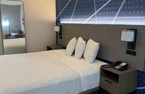 South Holland Hotel | Brand New Modern Bedroom with AC, TV & WiFi in Chicago Near Wind Creek Casino