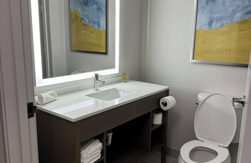 South Holland Hotel | Brand New Modern Bedroom with AC, TV & WiFi in Chicago Near Wind Creek Casino