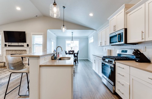 Central Oregon House | Brand New Modern Comfort Semi-Secluded Suburb NBHD