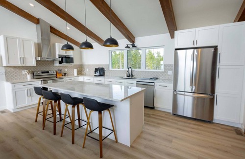 Northern Bruce Peninsula Cottage | Brand new modern cottage In Tobermory near Singing Sands with game room