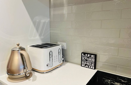 Avondale House | Brand New Modern Cozy Home at Central Location| Family Friendly with Netflix