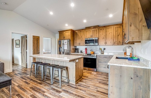 Garibaldi Apartment | Brand new modern downtown apartment w/AC & washer/dryer - near beach