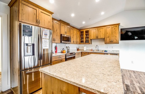 Garibaldi Apartment | Brand new modern downtown apartment w/AC & washer/dryer - near beach