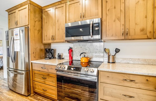 Garibaldi Apartment | Brand new modern downtown apartment w/AC & washer/dryer - near beach