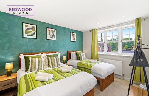 Rushmoor District House | Brand New Modern Houses For Contractors & Families with Free Parking, Free WiFi & Netflix By Redwood Stays