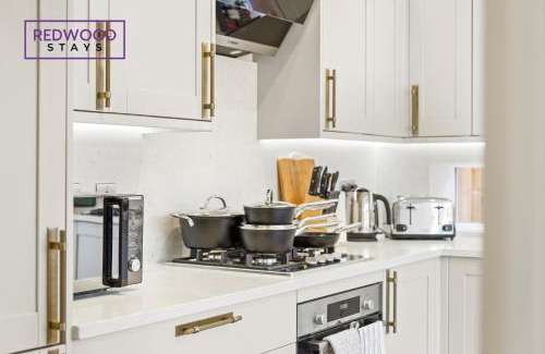 Rushmoor District House | Brand New Modern Houses For Contractors & Families with Free Parking, Free WiFi & Netflix By Redwood Stays