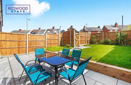 Rushmoor District House | Brand New Modern Houses For Contractors & Families with Free Parking, Free WiFi & Netflix By Redwood Stays