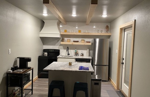 Tyler Cabin | BRAND NEW modern luxury cabin! Kreekside Tipi.
