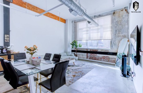 Downtown Memphis Apartment | BRAND NEW Modern Spacious Loft in Downtown with free parking