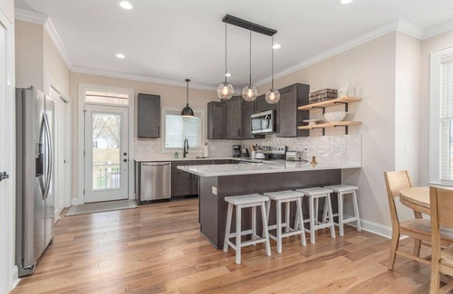 Travelers Rest House | Brand New Modern House - Walk to Main Street