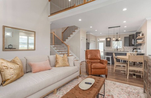Travelers Rest House | Brand New Modern House - Walk to Main Street