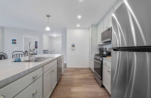Lexington House | Brand New Modern 3bd 2bth 5 homes from beach!