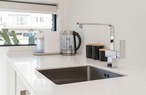 Riccarton Apartment | Brand New Opposite Hagley Park Close CBD Hospital