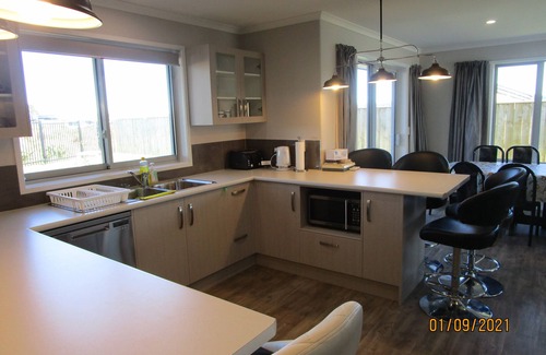 Wharewaka House | Brand New Paradise In Wharewaka, Sky channels with Sky Sports, WifI,Fully Fenced