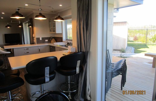 Wharewaka House | Brand New Paradise In Wharewaka, Sky channels with Sky Sports, WifI,Fully Fenced