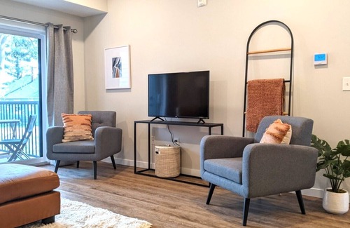 Northview Apartment | Brand new, pet friendly 2nd floor apartment near Plainfield and Knapps corners