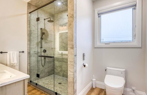 Sarnia House | Brand New Premium House with Hot Tub