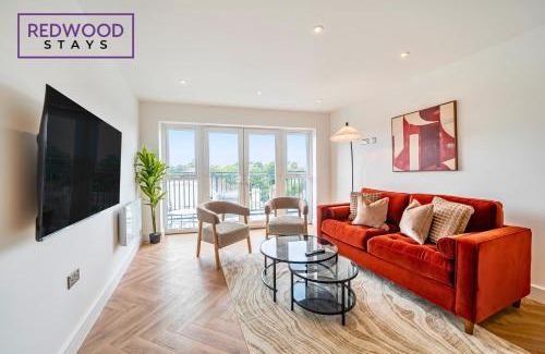 Rushmoor District Apartment | BRAND NEW PREMIUM SERVICED APARTMENTS, FREE PARKING, HIGH-SPEED WiFi by REDWOOD STAYS
