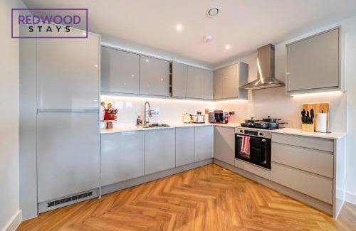 Rushmoor District Apartment | BRAND NEW PREMIUM SERVICED APARTMENTS, FREE PARKING, HIGH-SPEED WiFi by REDWOOD STAYS