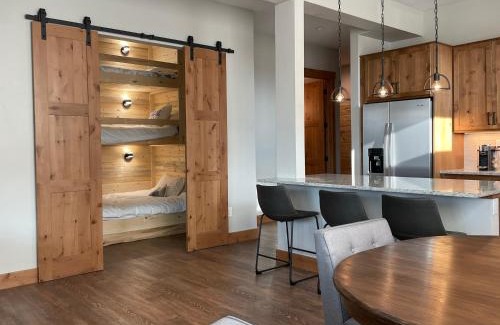 Fraser Apartment | Brand New! Private hot tub, bunk room and walkable to restaurants/shops