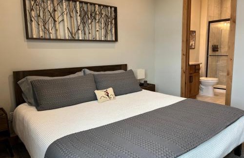 Fraser Apartment | Brand New! Private hot tub, bunk room and walkable to restaurants/shops