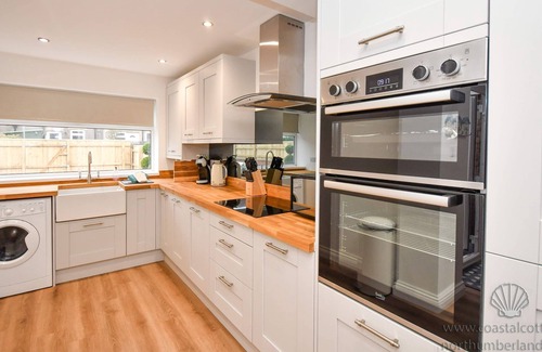 Amble House | BRAND NEW refurbished 2 bedroom LUXURY cottage 300 yards from Beach
