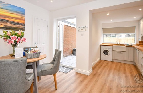 Amble House | BRAND NEW refurbished 2 bedroom LUXURY cottage 300 yards from Beach