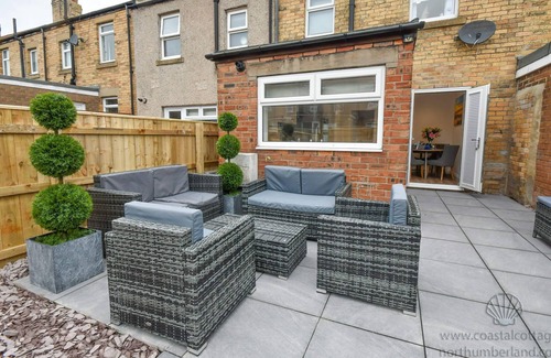 Amble House | BRAND NEW refurbished 2 bedroom LUXURY cottage 300 yards from Beach