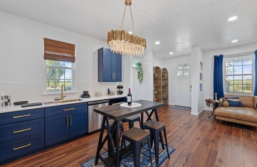 Taylor House | *Brand New* Romantic 1BR Chateau on 5 acres Near Samsung in Taylor