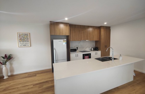 Scullin Villa | Brand new settled beautiful house with Netflix, near shops