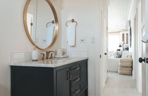 William's Town Villa | BRAND NEW* Silver Palms Retreat, Heated POOL, Deck Oasis,Tropic of Cancer Beach