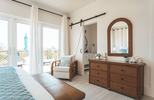 William's Town Villa | BRAND NEW* Silver Palms Retreat, Heated POOL, Deck Oasis,Tropic of Cancer Beach