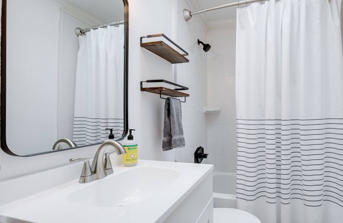 Phoenixville House | Brand New Single! PhoenixVilla - 8min Walk to Downtown Phoenixville! Sleeps 8!