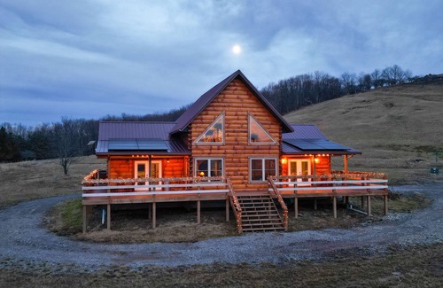 Dryfork Cabin | BRAND NEW Solar Powered 3 BR w/Hot Tub, Scenic Views, w/Wrap Around Deck.