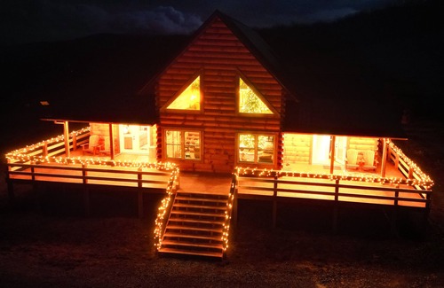 Dryfork Cabin | BRAND NEW Solar Powered 3 BR w/Hot Tub, Scenic Views, w/Wrap Around Deck.