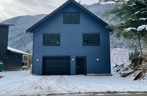 Fraser Valley Regional District House | Brand New Spacious 5-Bed Retreat in Sunshine Valley