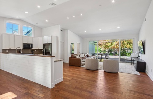 Eldridge House | BRAND NEW! Spacious and Pristine newly remodeled 4-bedroom home in Glen Ellen.