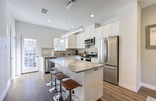North Houston House | BRAND NEW Stylish 2BR Townhome, Fast WiFi & AC, Nestled in Downtown Houston
