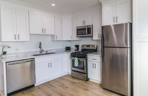 North Hollywood House | Brand new stylish house, workstation, Monthly Discounts, Pets!