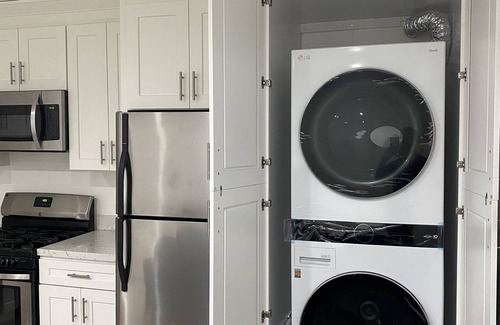 North Hollywood House | Brand new stylish house, workstation, Monthly Discounts, Pets!