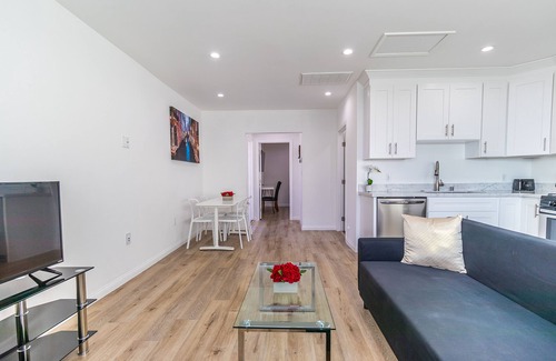 North Hollywood House | Brand new stylish house, workstation, Monthly Discounts, Pets!