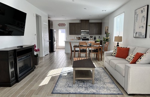 Henderson House | Brand new & Stylish home ~ 5★ Location, close to the strip