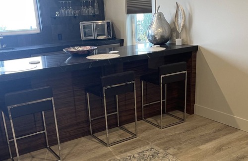 North Glenmore Bed & Breakfast | Brand new suit 10 minutes walk from ubc