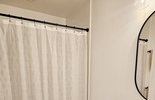 North Vancouver Apartment | Brand new suite minutes to DT and skiing