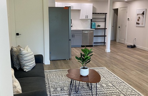 Auburn Bay Apartment | Brand New Suite in Southeast - Free parking & Pet Friendlyn