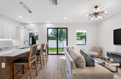 University House | Brand New Tampa Townhouse Prime Location