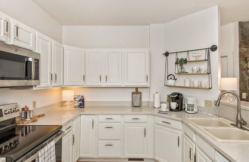 Mountain Air Condo | BRAND NEW TO VRBO~Luxury condo~about 35 minutes from Asheville