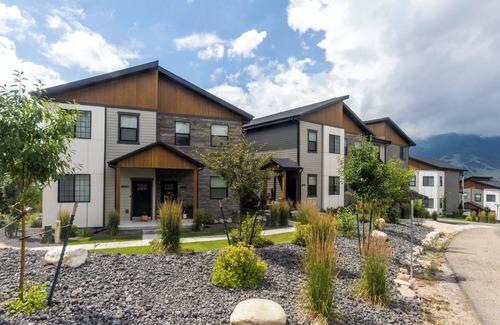 Wolf Creek House | Brand New Townhome in the heart of Eden! Free Wifi, Free Parking